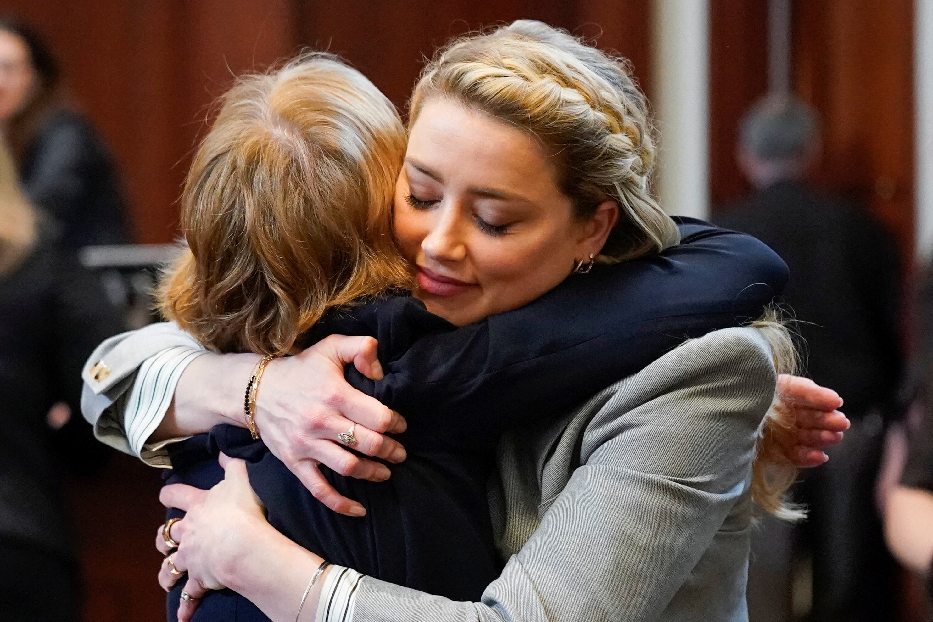 La actriz Amber Heard abraza a su abogada, Elaine Bredehoft, luego de que presentara sus alegatos finales en el juicio en contra de la celebridad por difamación.
