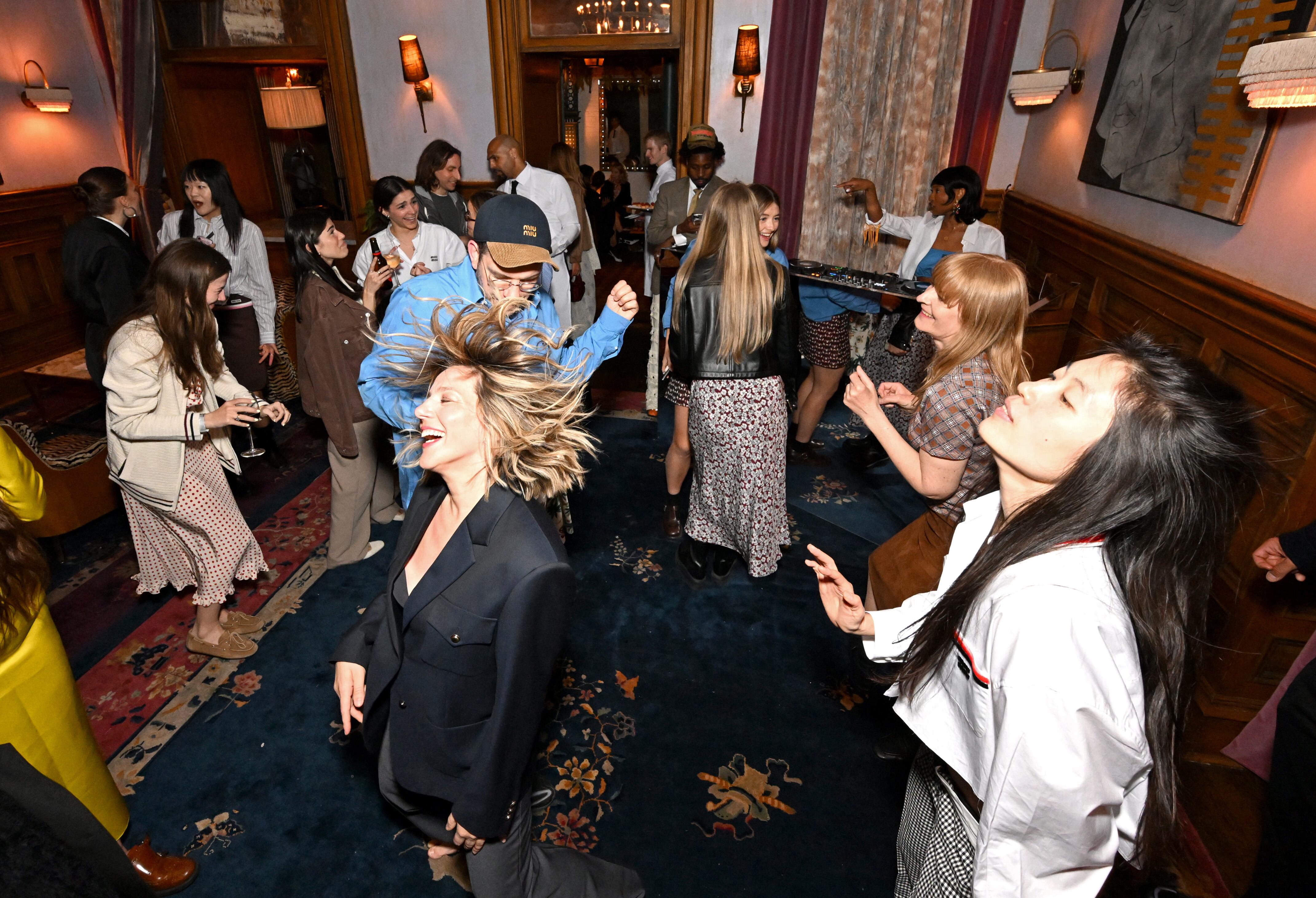 Esta segunda edición en Nueva York transformó el espacio industrial del Terminal Warehouse en un escenario onírico que refleja las calles nocturnas de la ciudad, desafiando las nociones tradicionales de espacio público y privado.