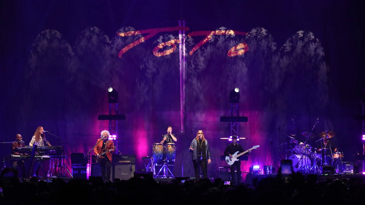 La legendaria banda estadounidense Toto se presentó en el corazón de Bogotá, en el Movistar Arena.