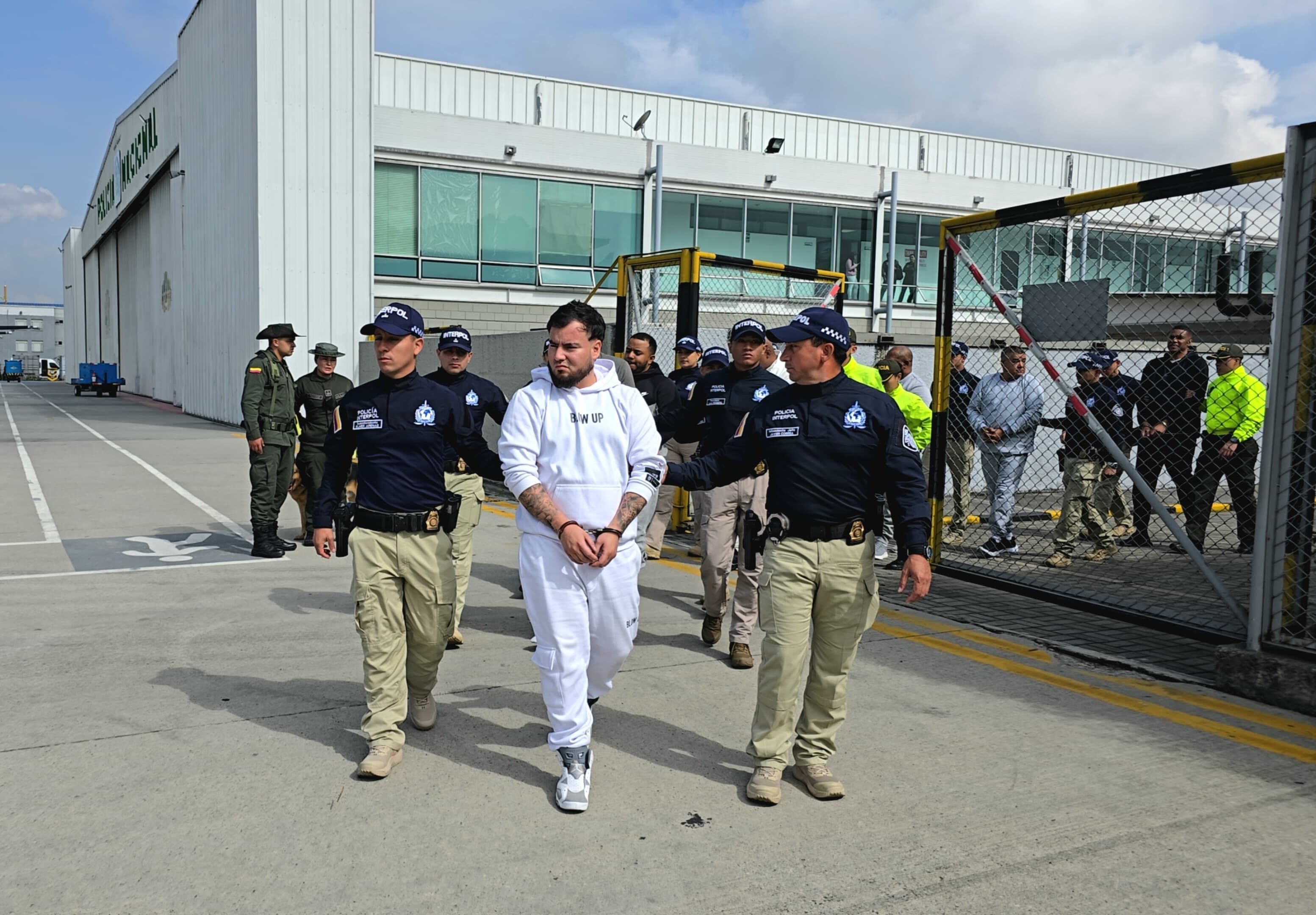 La Policía Nacional, a través de su Dirección de Investigación Criminal e Interpol, llevó a cabo la entrega de ocho colombianos a las autoridades de Estados Unidos, quienes son requeridos por la Corte del Distrito Este de Texas por los delitos de tráfico de drogas y concierto para delinquir.