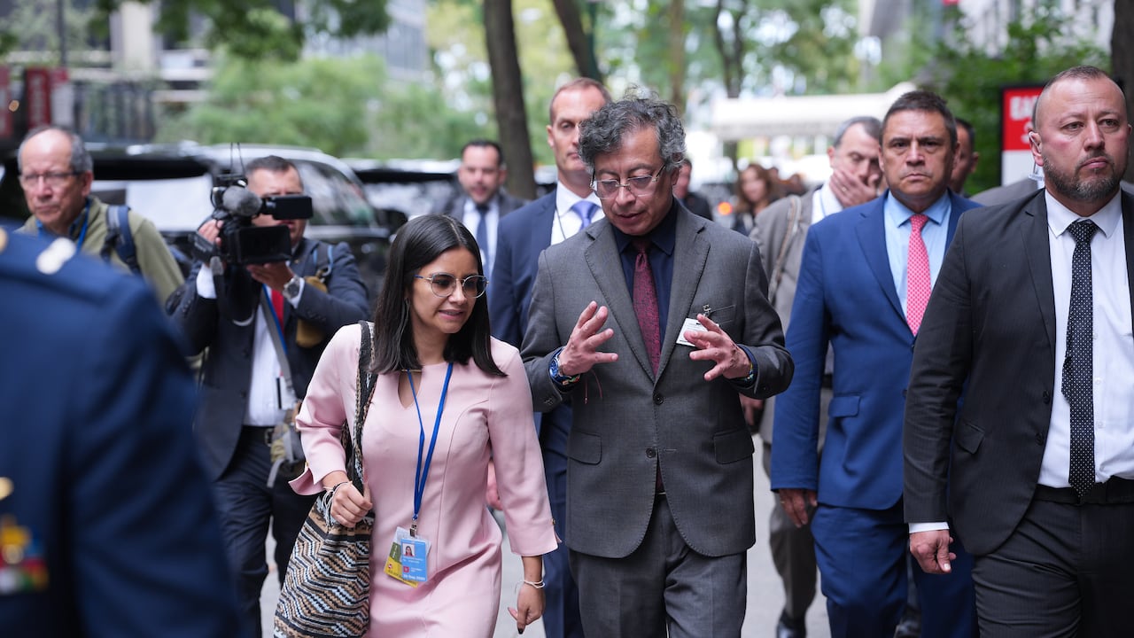 El presidente, Gustavo Petro, caminando por las calles de Nueva York (Estados Unidos), el 22 de septiembre de 2025. Lo acompañó Angie Rodríguez, directora del Departamento Administrativo de la Presidencia (Dapre), además de su esquema de seguridad