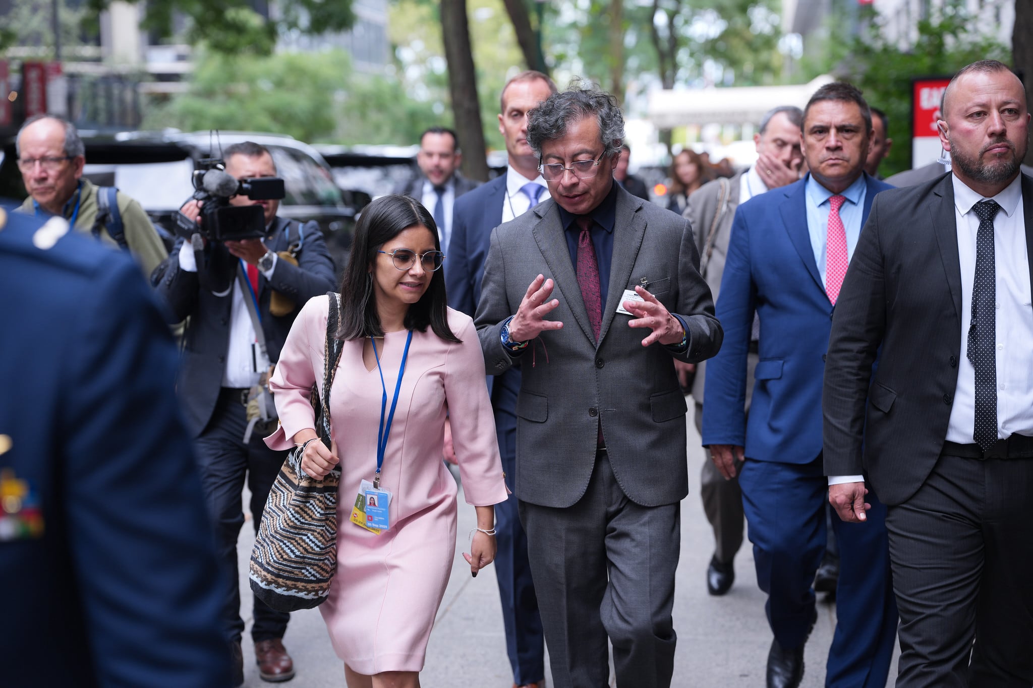 El presidente, Gustavo Petro, caminando por las calles de Nueva York (Estados Unidos), el 22 de septiembre de 2025. Lo acompañó Angie Rodríguez, directora del Departamento Administrativo de la Presidencia (Dapre), además de su esquema de seguridad
