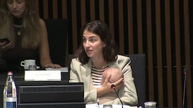 Esta imagen, tomada de un video difundido por el Servicio Audiovisual de la Comisión Europea (EBS) el 25 de junio de 2026, muestra a la ministra de Medio Ambiente y Clima de Suecia, Romina Pourmokhtari, atendiendo a su hijo durante una reunión ministerial de Medio Ambiente de la Unión Europea en Luxemburgo