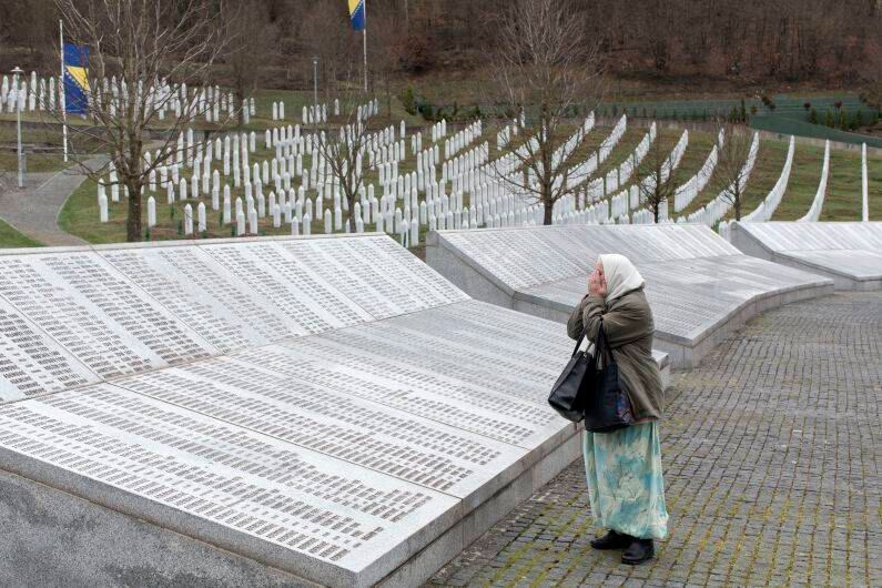 20 de marzo - Una mujer ora en el centro conmemorativo de Potocari por las víctimas del genocidio de Srebrenica en Potocari, Bosnia y Herzegovina. Los jueces de apelaciones de las Naciones Unidas confirmaron el miércoles las condenas del ex líder serbio de Bosnia Radovan Karadzic por genocidio, crímenes de guerra y lesa humanidad, y le aumentó su condena de 40 años a cadena perpetua. FOTO: Marko Drobnjakovic/AP