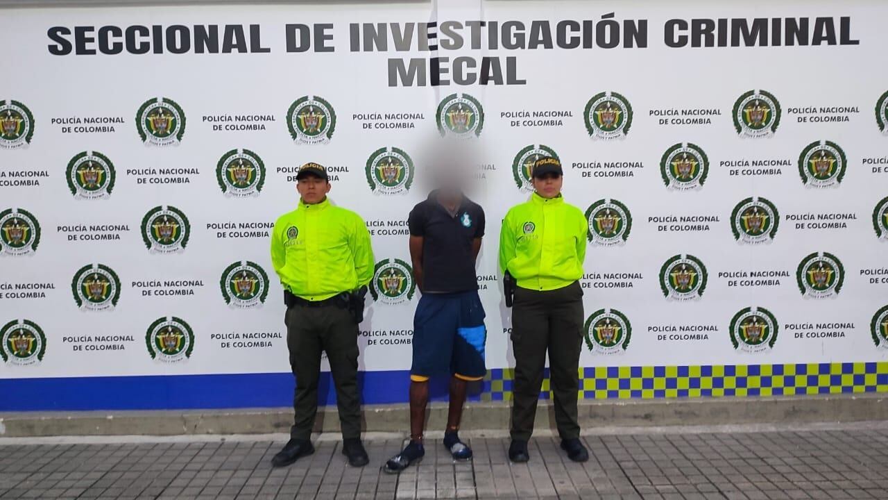 Capturaron a hombre que simulaba ser habitante de calle para robar negocios; las huellas dactilares lo delataron.