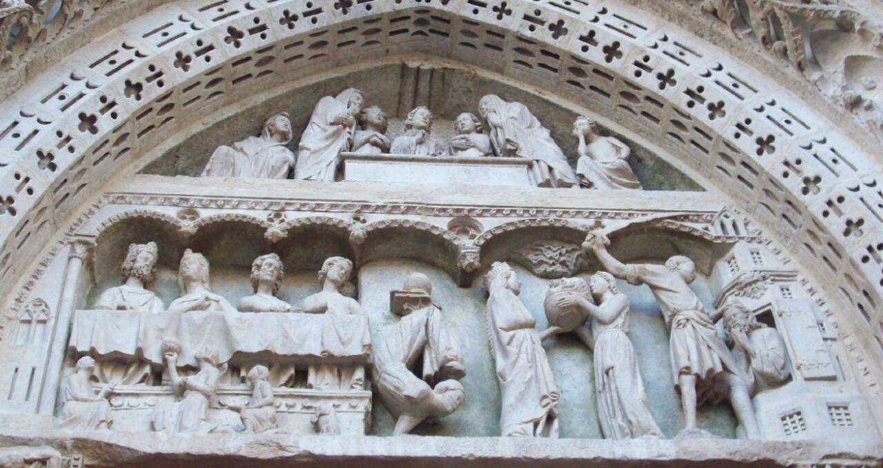 Tímpano de la Catedral de Rouen, en el que se puede ver a Salomé bailando durante el banquete de Antipas y, a la derecha, entregando la cabeza de San Juan Bautista a Herodías.