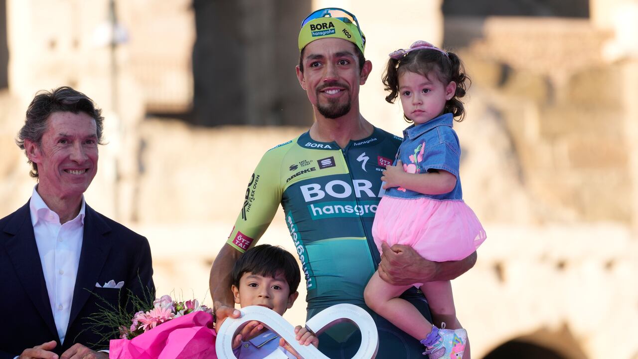 El segundo clasificado colombiano Daniel Felipe Martínez celebra durante la ceremonia del podio al final de la 21ª y última etapa del Giro D'Italia, carrera ciclista de la Vuelta a Italia, en Roma, el domingo 26 de mayo de 2024. (Foto AP/Andrew Medichini)