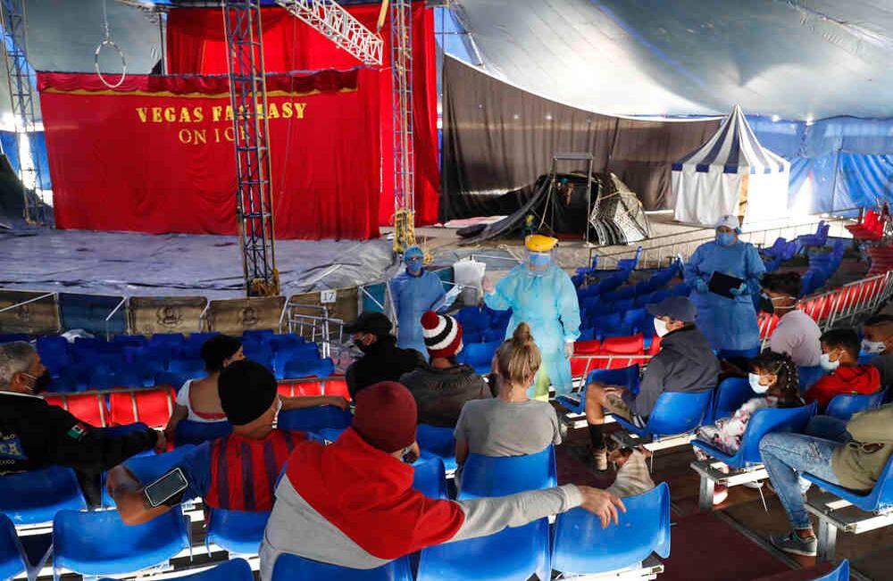 Bajo la carpa del Vegas Fantasy, en Chía, viven hoy 32 personas, incluidos cinco niños y dos bailarines rusos que no hablan español. A menudo, personal de la Alcaldía los visita para examinarlos y llevarles mercados y kits de aseo. Foto: Guillermo Torres SEMANA