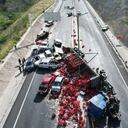 Por lo menos 22 automóviles terminaron destruidos.