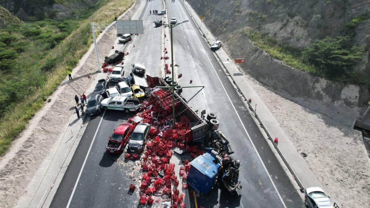 Por lo menos 22 automóviles terminaron destruidos.