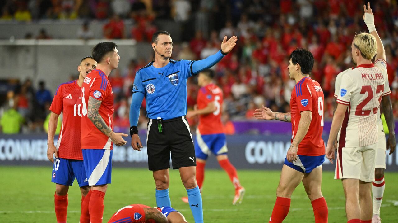 Wilmar Roldán, juez que impartió justicia en el partido entre Chile y Canadá.