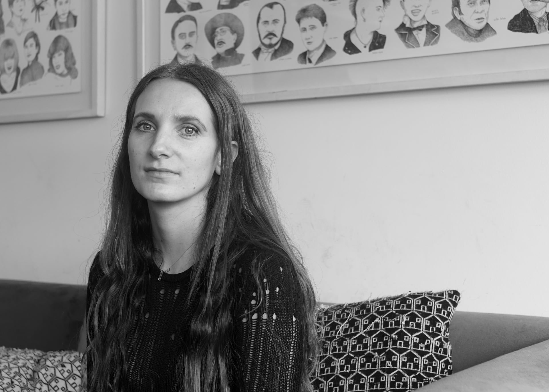 Danniela Castro Valencia es directora, productora, fotógrafa y gestora cultural colombiana. Su trabajo transita entre el documental de autor, la producción y el desarrollo de proyectos cinematográficos, con un interés particular en la memoria, el territorio y las historias de resistencia.