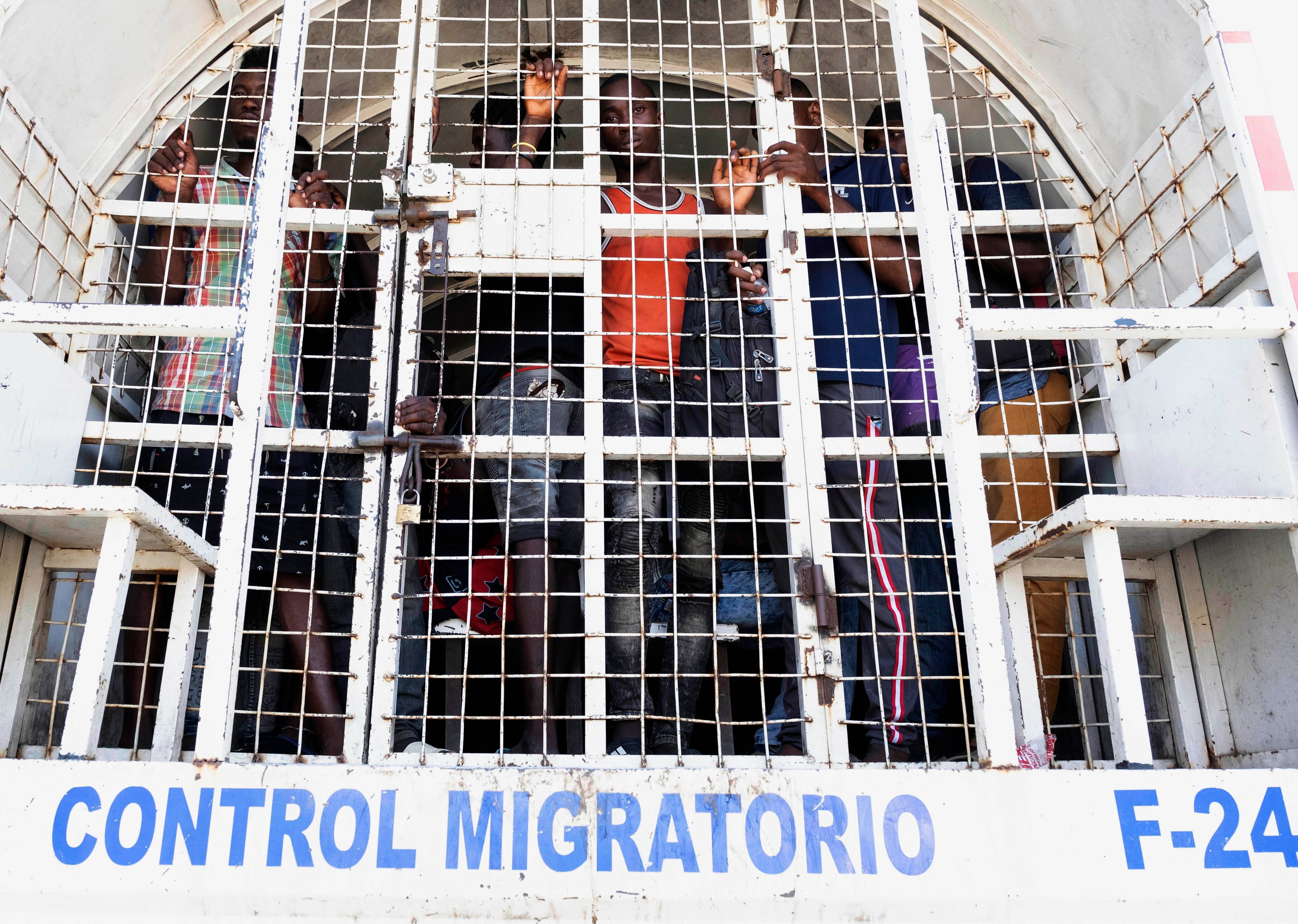 El presidente de la República Dominicana anunció el jueves que cerraría todas las fronteras con el vecino Haití a partir del viernes. en respuesta a la construcción de un supuesto canal en suelo haitiano que tiene como objetivo las aguas del río Masacre, que corre a lo largo de la frontera compartida por ambos países. (Foto AP/Ricardo Hernández)