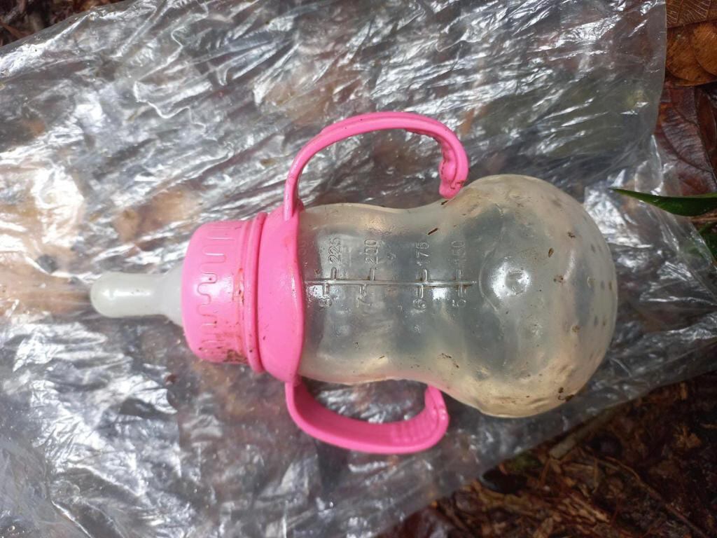 Este es el tetero encontrado en la zona de búsqueda.