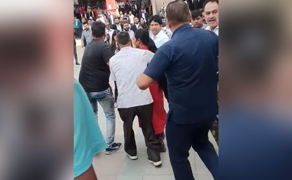 Un  singular caso se presentó en India cuando un abogado disparó contra una mujer en un juzgado, al parecer, por una disputa que tenían por un presunto caso de estafa.