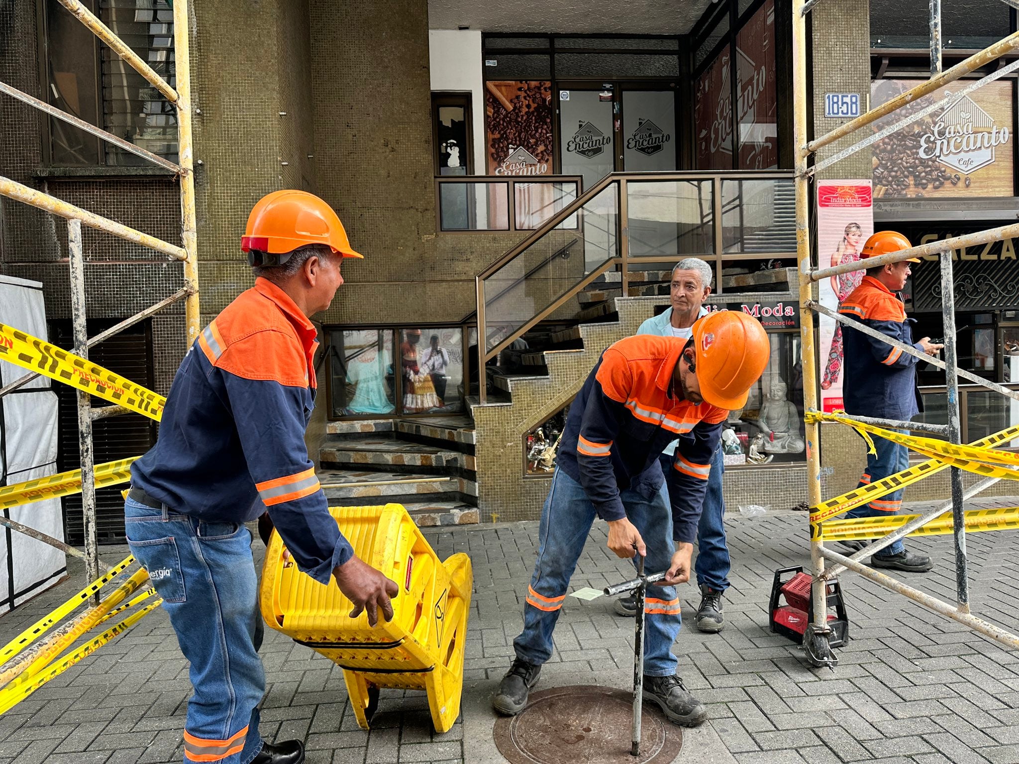 Funcionarios de la EEP trabajan en la capital de Risaralda por mejorar el servicio.