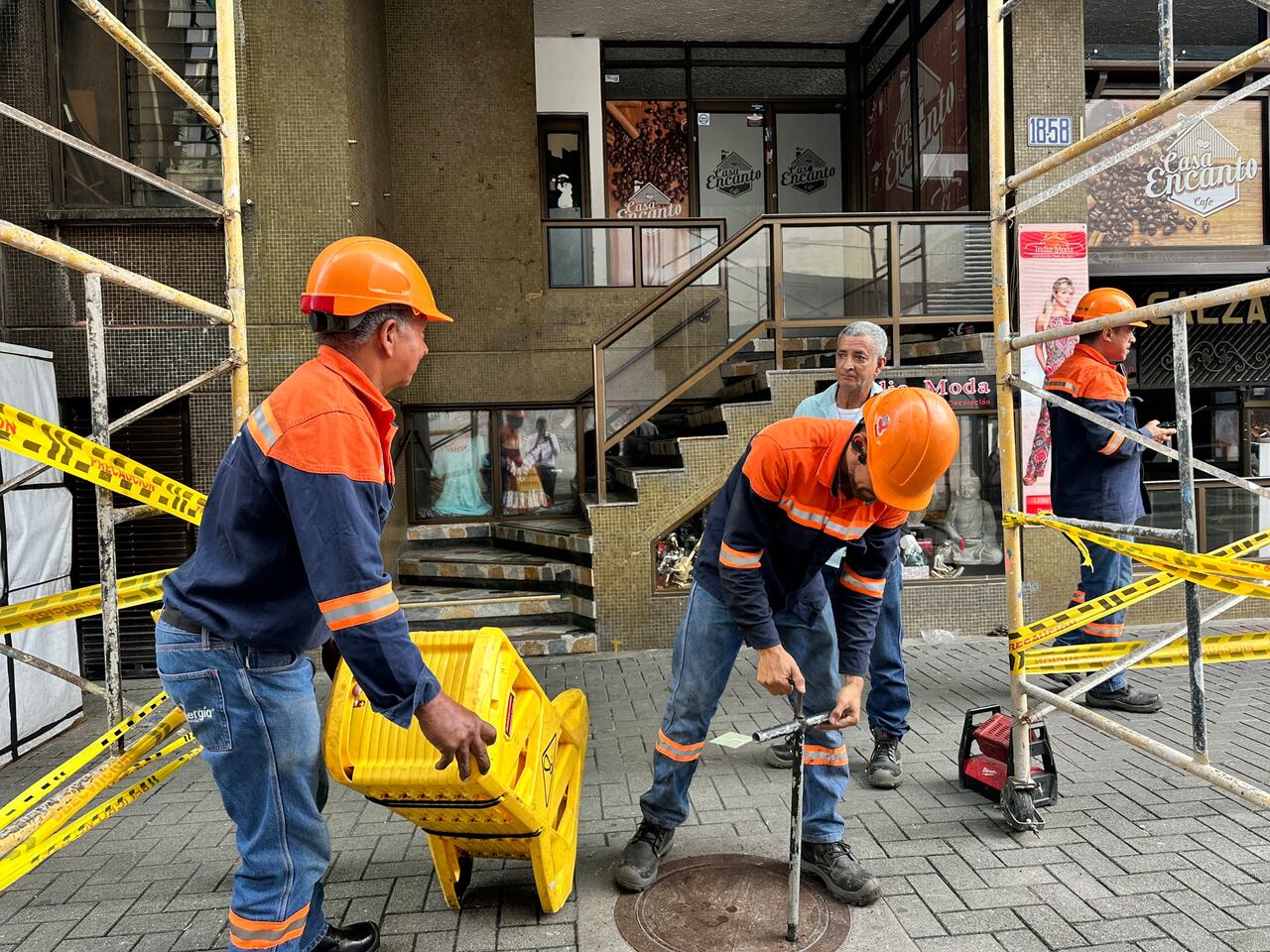 Funcionarios de la EEP trabajan en la capital de Risaralda por mejorar el servicio.