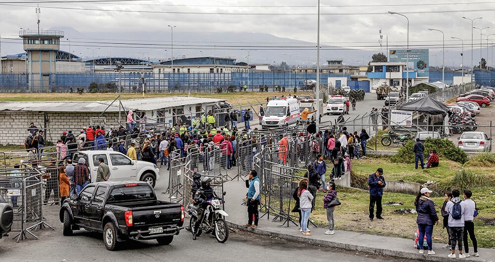 Ecuador declara estado de excepción tras la muerte de 5 policías a manos de narcos.