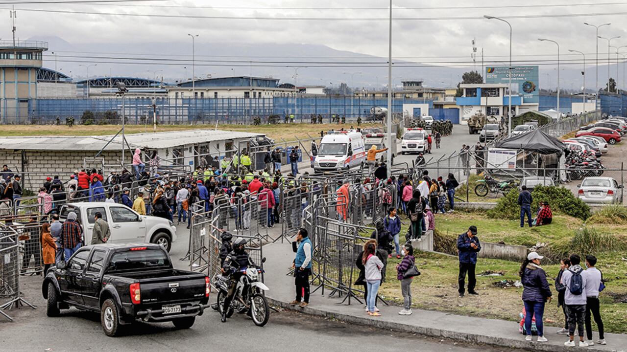 Ecuador declara estado de excepción tras la muerte de 5 policías a manos de narcos.