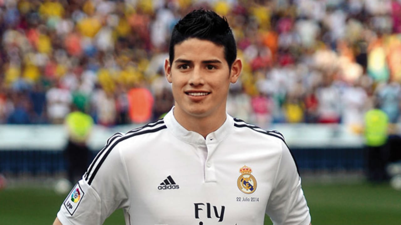 La camiseta de James del Real Madrid vale alrededor de 110 euros.