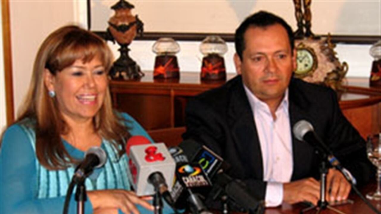 Luz Mery Guerrero (izquierda) y Jesús Guerrero (derecha) hablan durante el lanzamiento de Expo Servientrega, evento que se realizará en Corferias de Bogotá para celebrar los 25 años de la empresa. Juntos iniciaron con un capital de $17.500 con un local y un Renault 4 donde comenzaron su servicio de mensajería. Hoy es una empresa que genera 5800 empleos y cuenta con una infraestructura de 2000 puntos de servicio, 980 vehículos, 850 motos y ocho vuelos chárter al día.