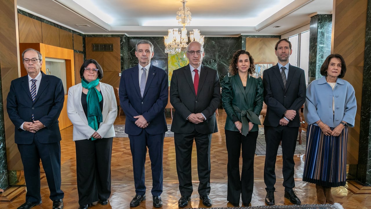 De izquierda a derecha, los miembros de la Junta Directiva del Banco de la República: César Giraldo, Laura Moisá, Miguel Gómez Martínez, Leonardo Villar, Bibiana Taboada, Mauricio Villamizar y Olga Lucía Acosta.
