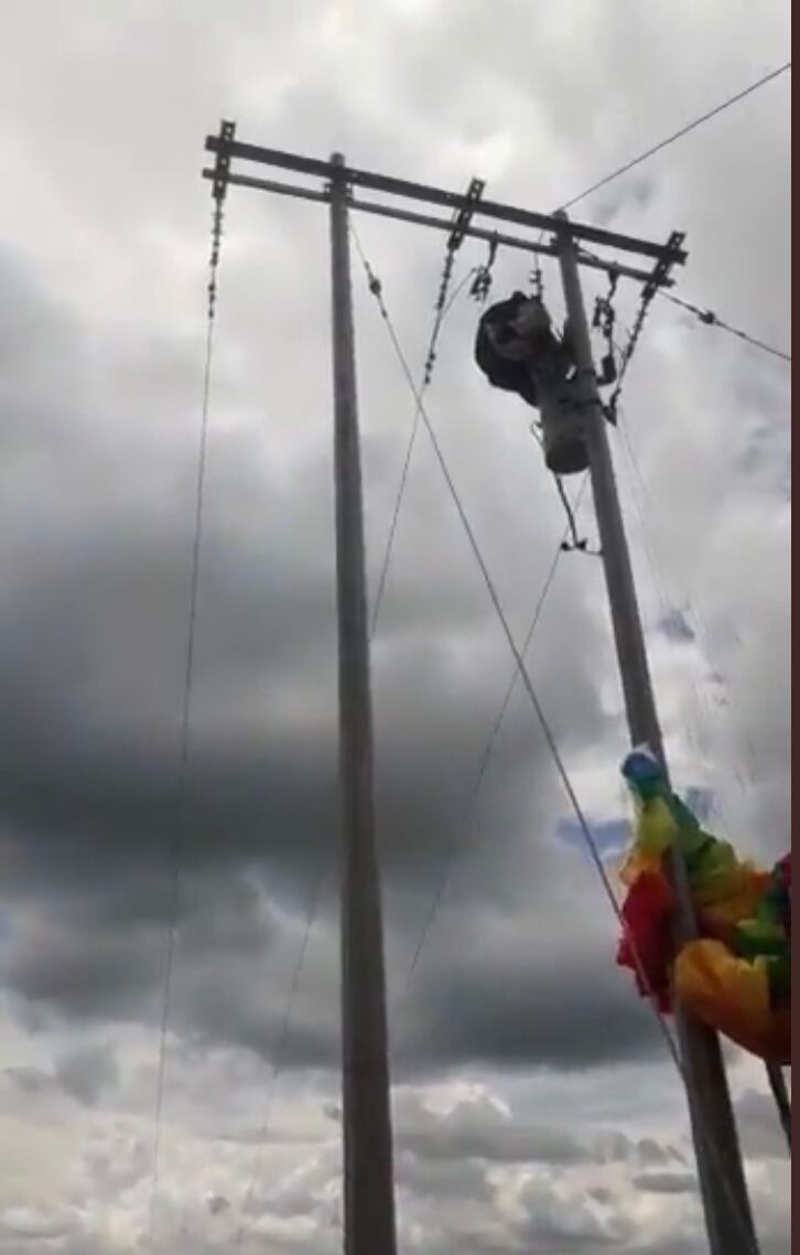 Deportista extremo quedó colgando de un poste de alta tensión