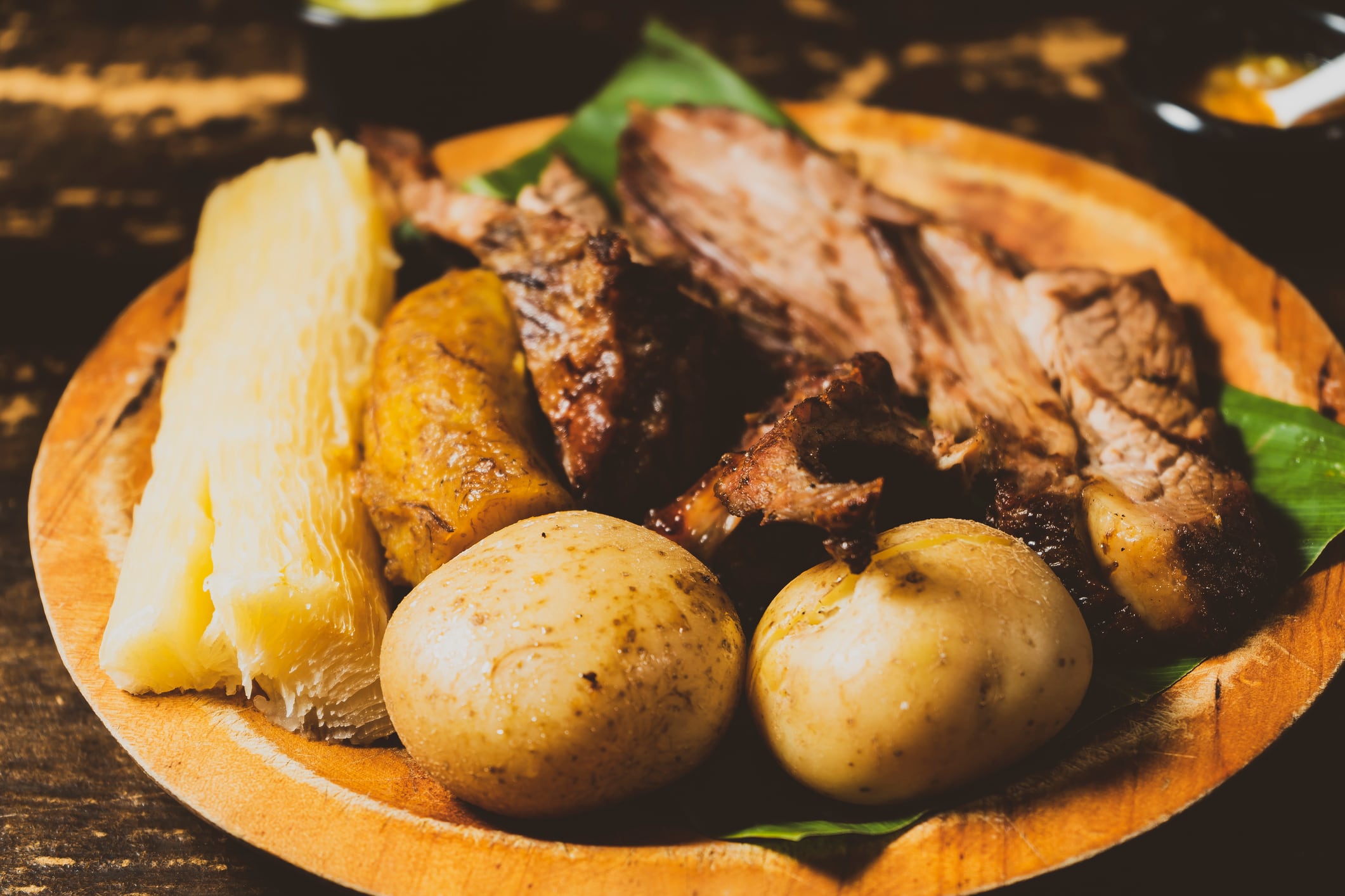 La carne asada a la llanera es uno de los platos para degustar en Pajarito Boyacá.