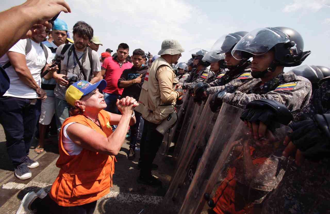Un choque entre la gente que movilizará la ayuda humanitaria y la guardia redoblada en los pasos fronterizos es el gran riesgo de la jornada. foto: Diana Rey Melo