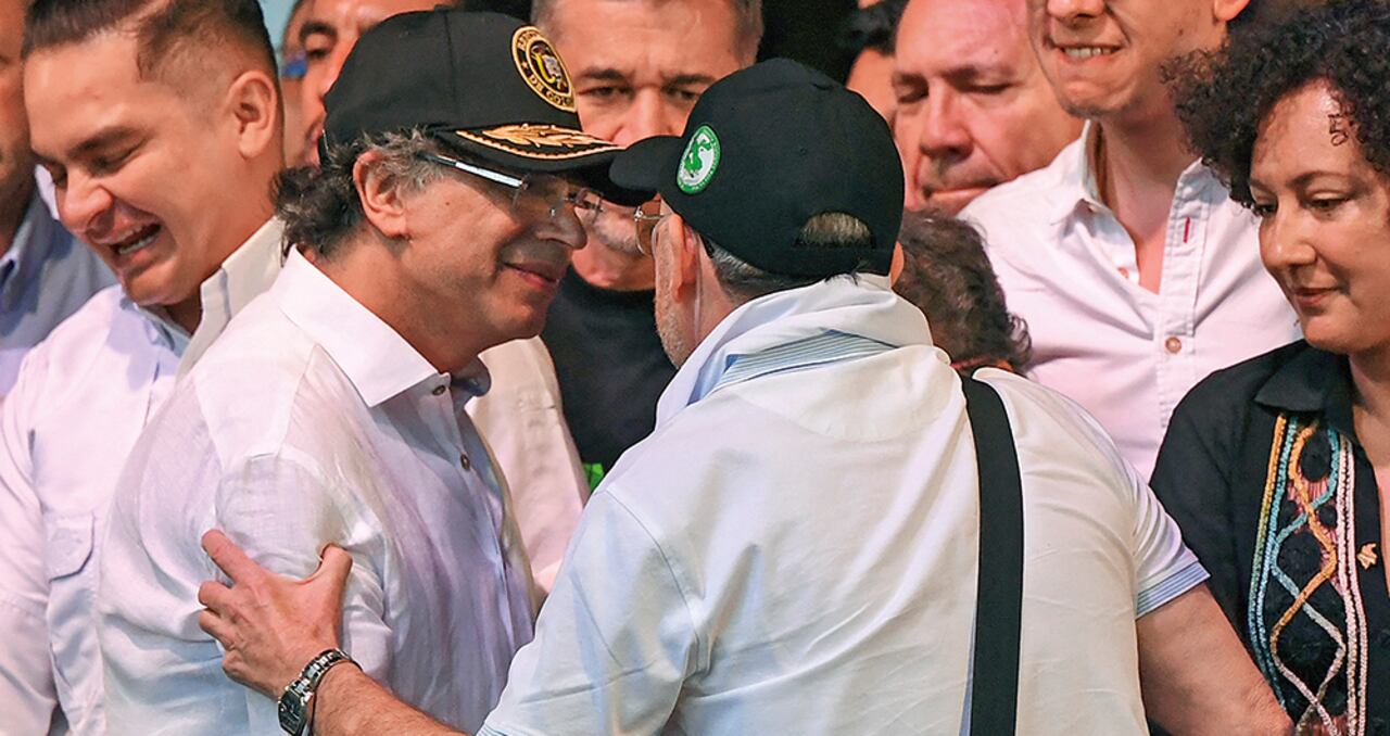 El presidente Gustavo Petro y los cabecillas de estructuras criminales de Medellín en el “pacto por la paz urbana”, realizado en una tarima en el centro administrativo de La Alpujarra el pasado 21 de junio.