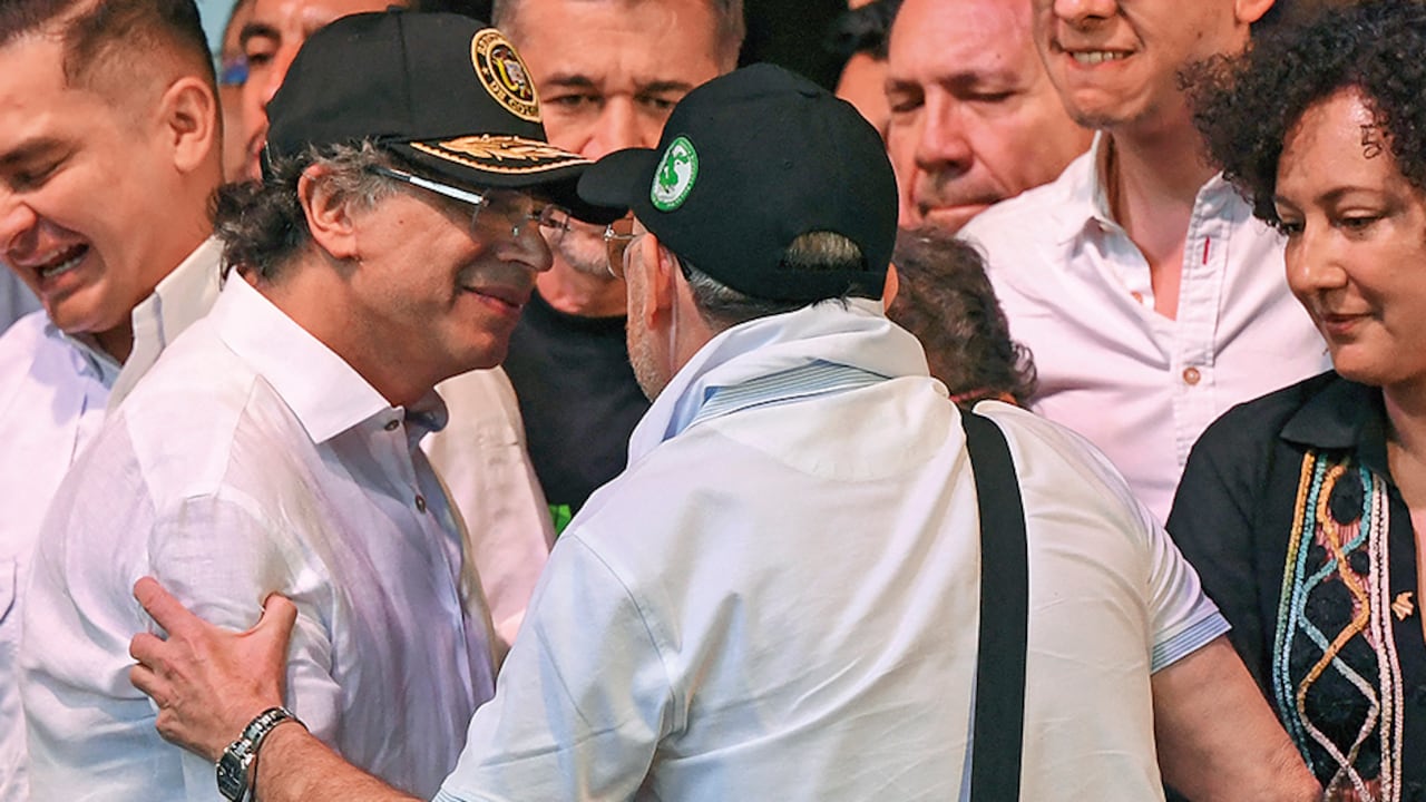 El presidente Gustavo Petro y los cabecillas de estructuras criminales de Medellín en el “pacto por la paz urbana”, realizado en una tarima en el centro administrativo de La Alpujarra el pasado 21 de junio de 2025. Al costado derecho, la senadora Isabel Zuleta.