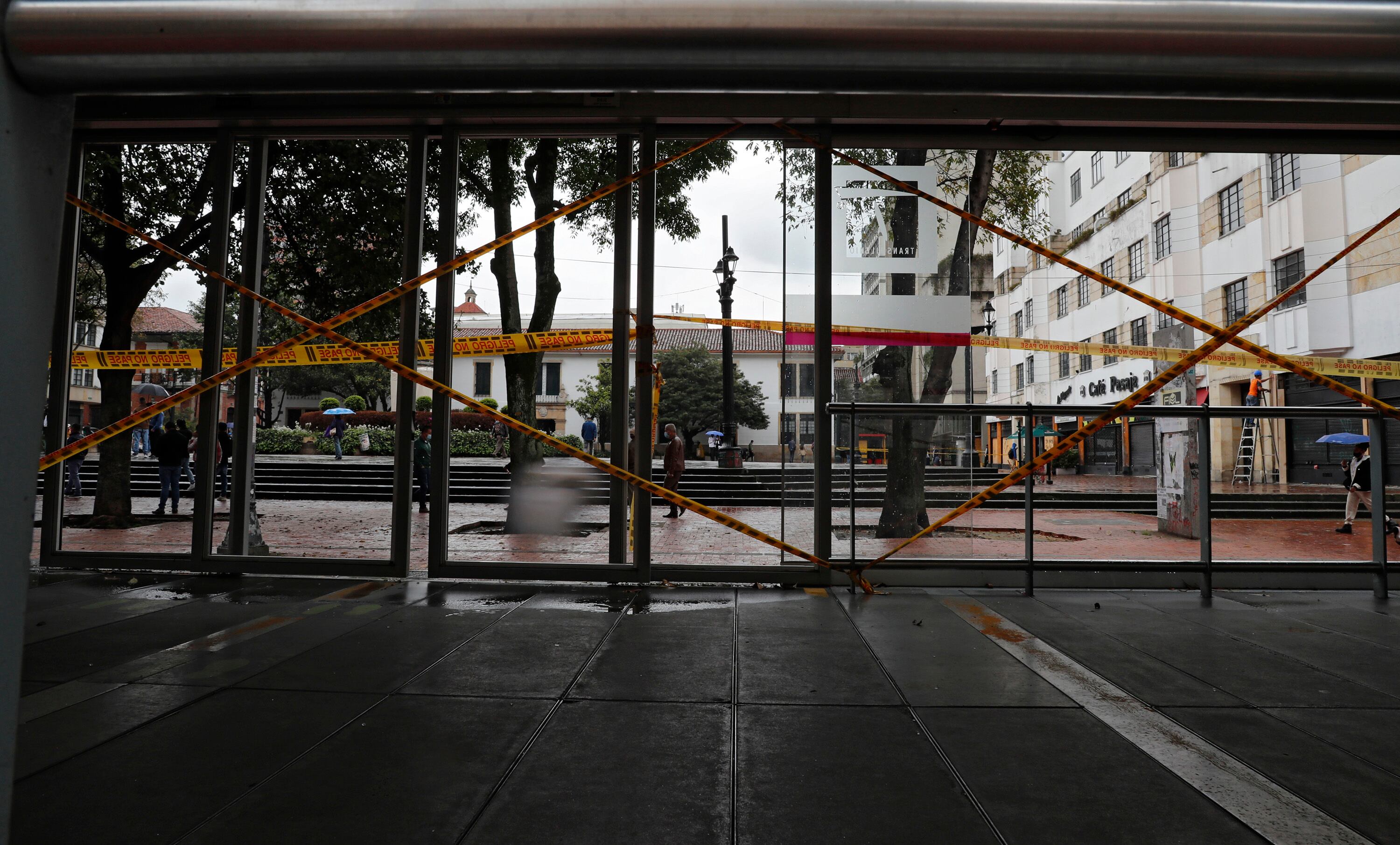 Daños en la estación Museo del Oro de transmilenio  por vándalos durante las protestas  contra la reforma tributaria
Bogota mayo 3 del 2021
Foto Guillermo Torres Reina / Semana