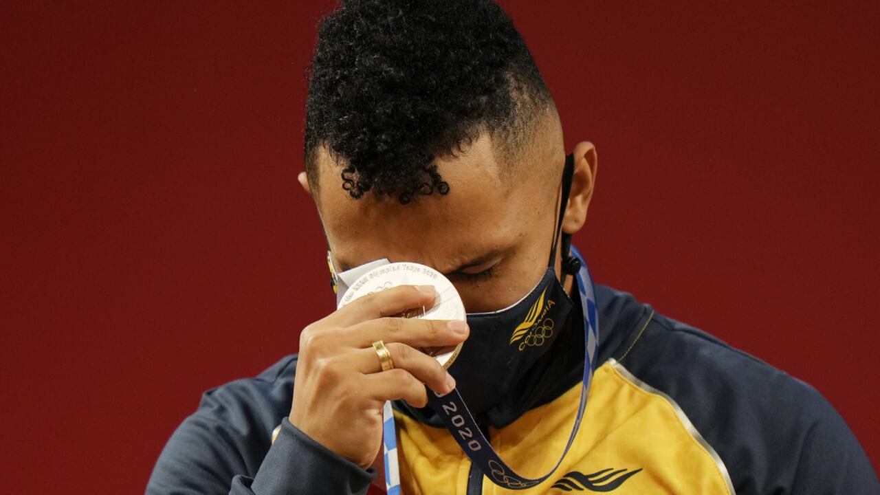 El colombiano Luis Mosquera celebra en el podio tras ganar la medalla de plata en Tokio 2020.