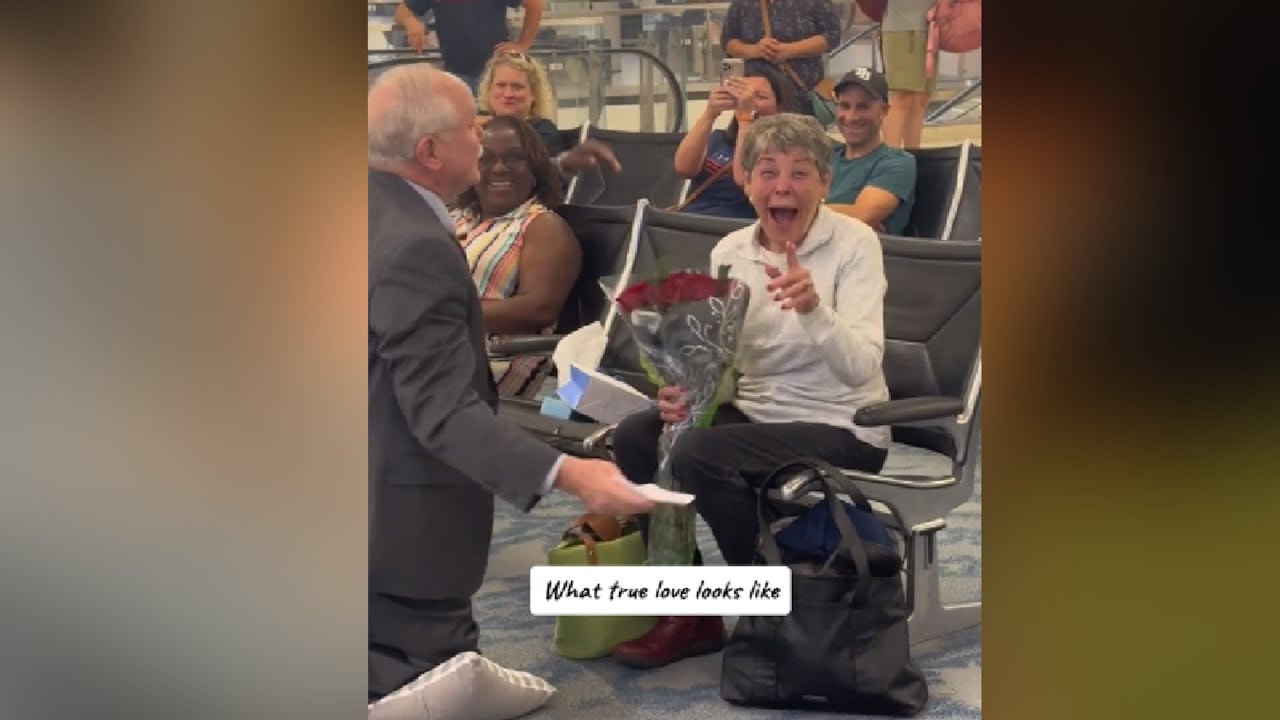 Hombre pidió matrimonio a su novia de la secundaria, 60 años después de graduados.