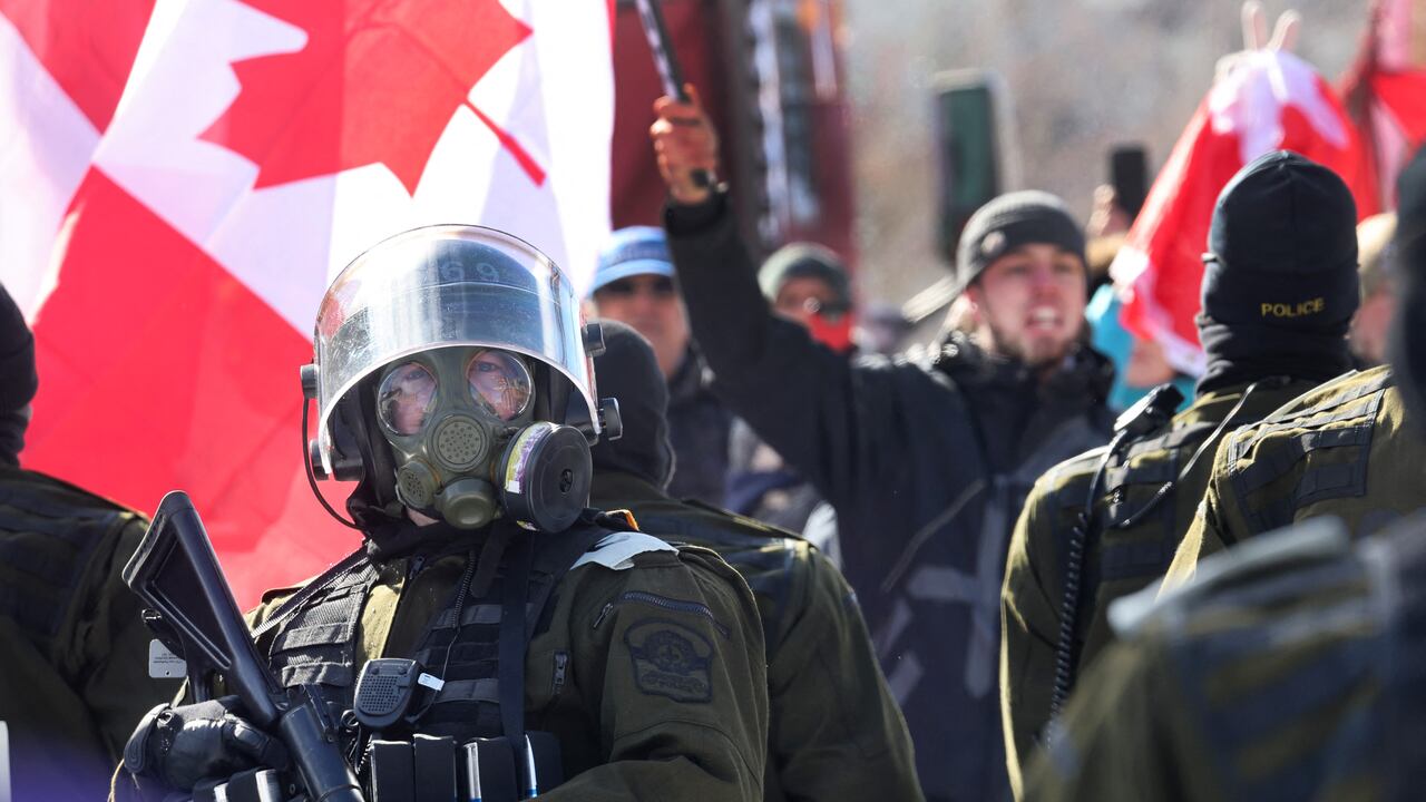 La Policía de Canadá detuvo a los manifestantes que se oponían a medidas sanitarias. (Photo by SCOTT OLSON / GETTY IMAGES NORTH AMERICA / Getty Images via AFP)