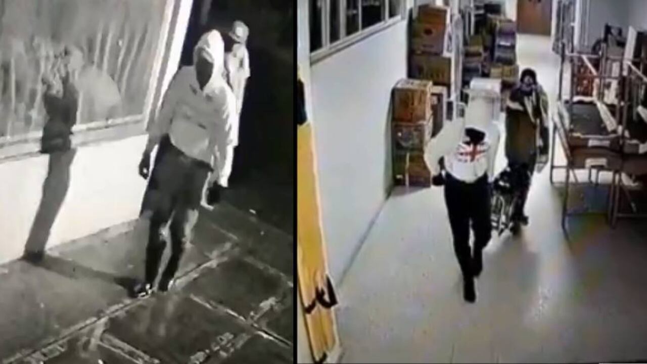 Sin titubear, los ladrones llegan al lugar exacto en el que está ubicada la fumigadora y la cargan entre ambos sin que nadie se percate del hecho.