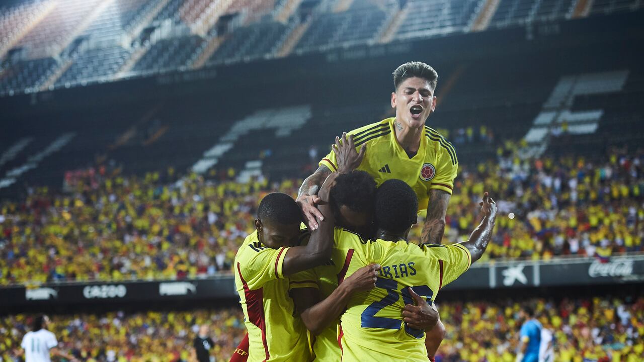 VALENCIA, SPAIN - JUNE 16: players of Colombia celebrates after scoring his team's first goal during the International Friendly match between Colombia and Iraq at Estadio Mestalla on June 16, 2023 in Valencia, Spain. (Photo by Maria Jose Segovia/DeFodi Images via Getty Images)