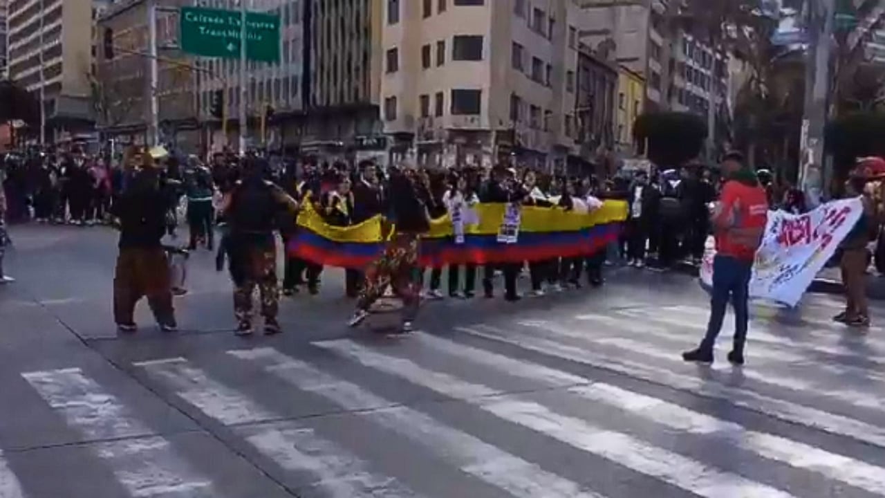 Manifestantes avanzan por una vía del centro de Bogotá durante la jornada de movilización que genera afectaciones en la movilidad.