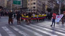 Manifestantes avanzan por una vía del centro de Bogotá durante la jornada de movilización, que genera afectaciones en la movilidad de la capital.