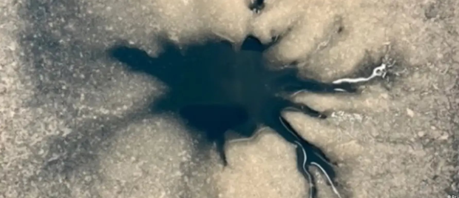 Científicos proponen que agua salada habría moldeado una extraña estructura en el hielo.