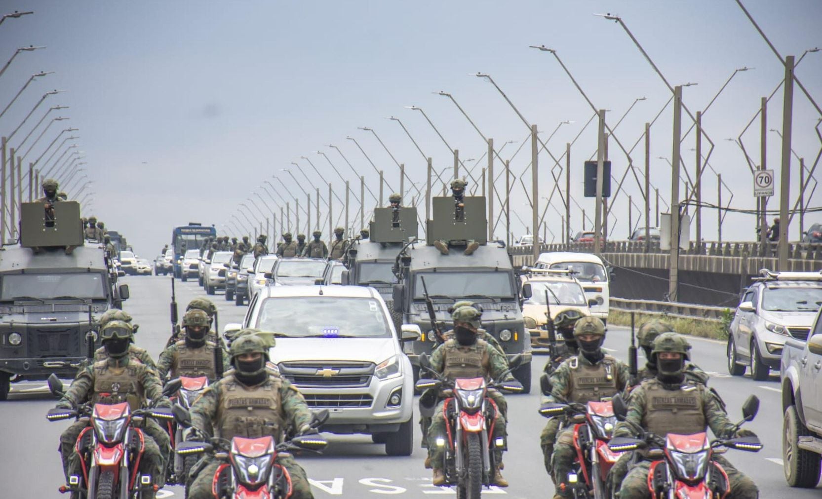 Hace pocas horas se realizó un nuevo despliegue militar en el cantón Durán con el propósito de fortalecer la seguridad y el control territorial en la zona. La operación se ejecuta en cumplimiento del Decreto Ejecutivo 329, que establece la intervención de las Fuerzas Armadas del Ecuador para garantizar el orden público, la paz y la seguridad en esta jurisdicción.