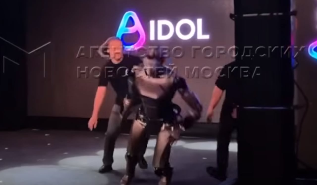 El robot colapsó al dar los primeros pasos.