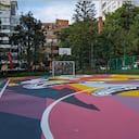 Zona de juegos en el parque intervenido en Chapinero, donde suelas de zapatos recicladas fueron convertidas en superficies seguras para niños.
