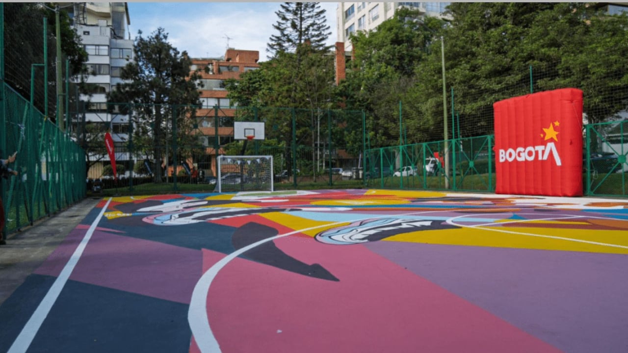 Zona de juegos en el parque intervenido en Chapinero, donde suelas de zapatos recicladas fueron convertidas en superficies seguras para niños.