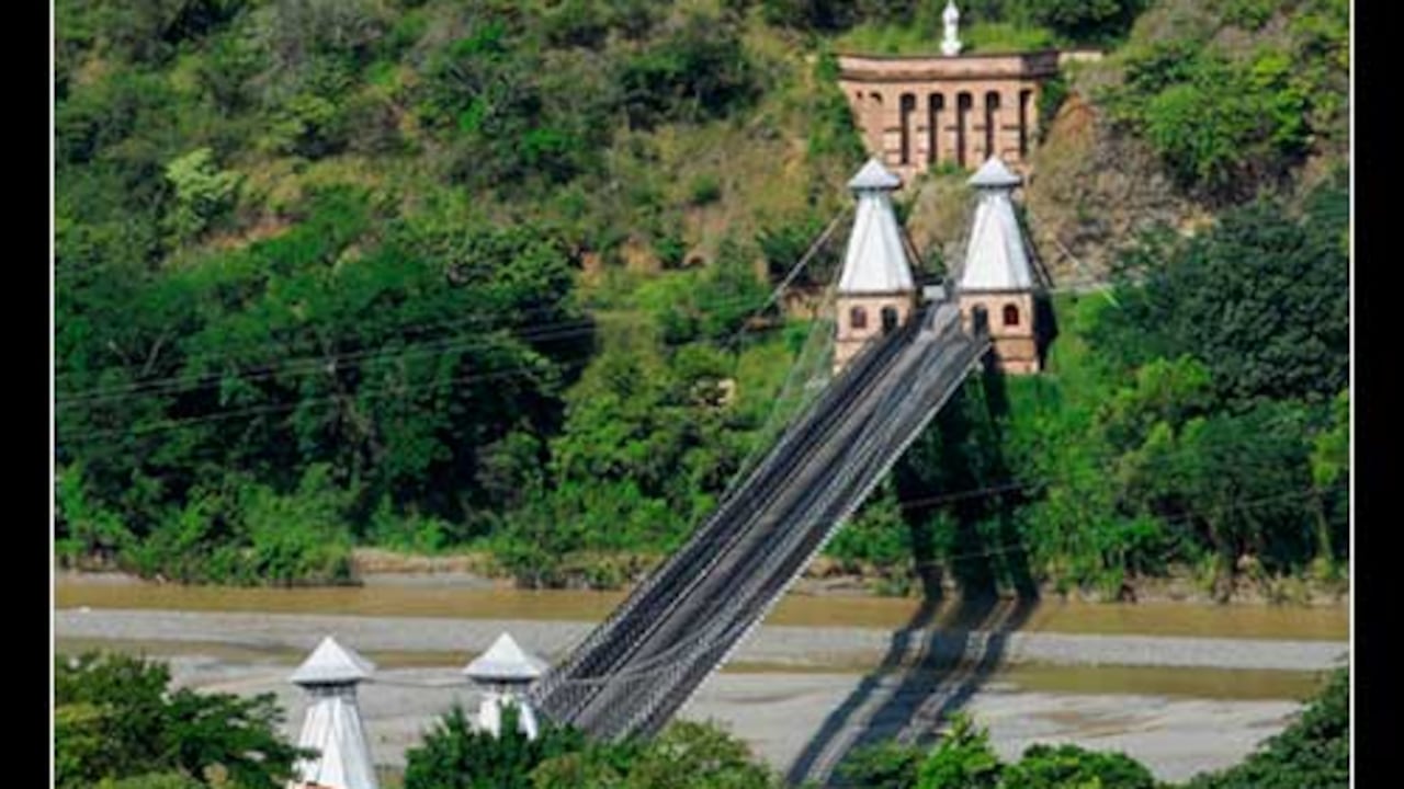 El hecho se presentó en la zona urbana de Santa Fe de Antioquia luego de que las víctimas salieron de un establecimiento comercial ubicado en el centro de la localidad.