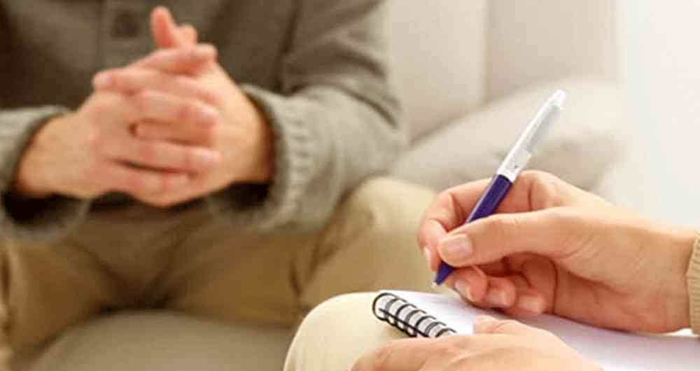 La organización española Somos Psicólogos menciona que la IA puede servir como complemento y apoyo para los profesionales de la salud mental, aunque no puede reemplazar la relación terapéutica y la experiencia humana que estos proporcionan.