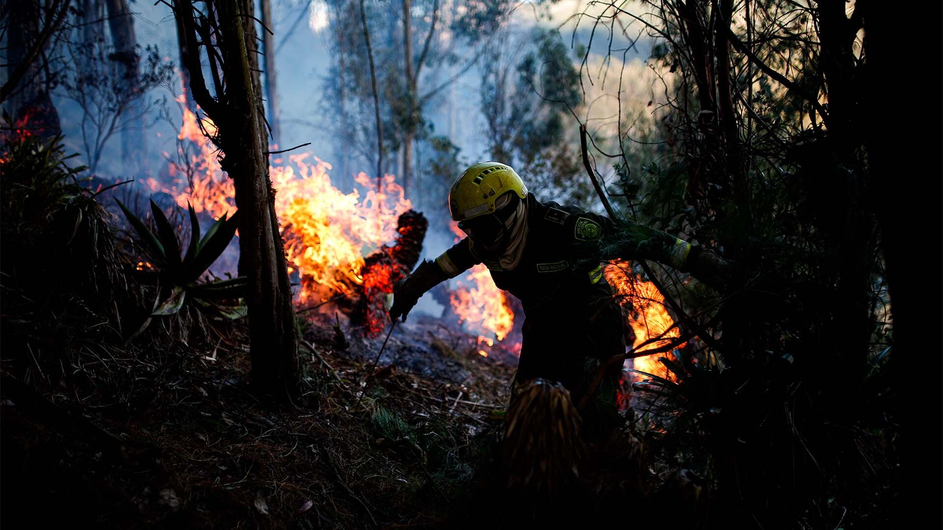 Bomberos atendiendo incendios en Sopo