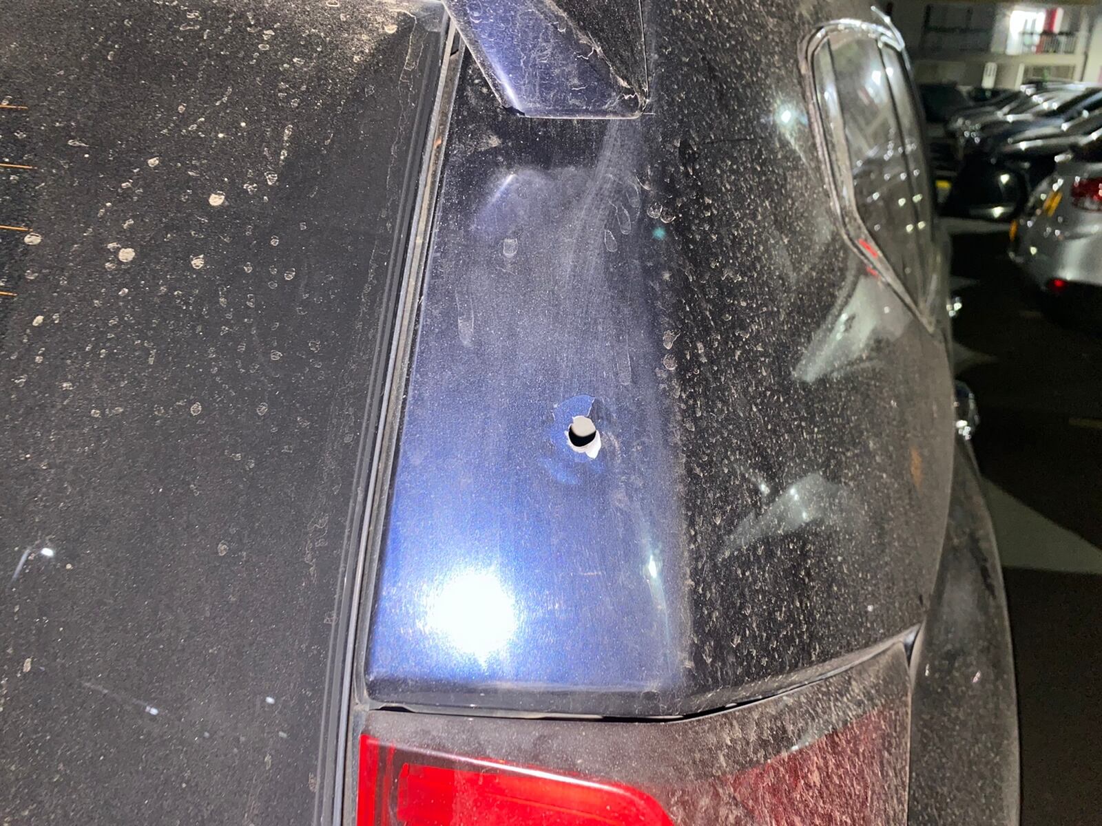 La camioneta también recibió impactos de bala en la parte trasera.