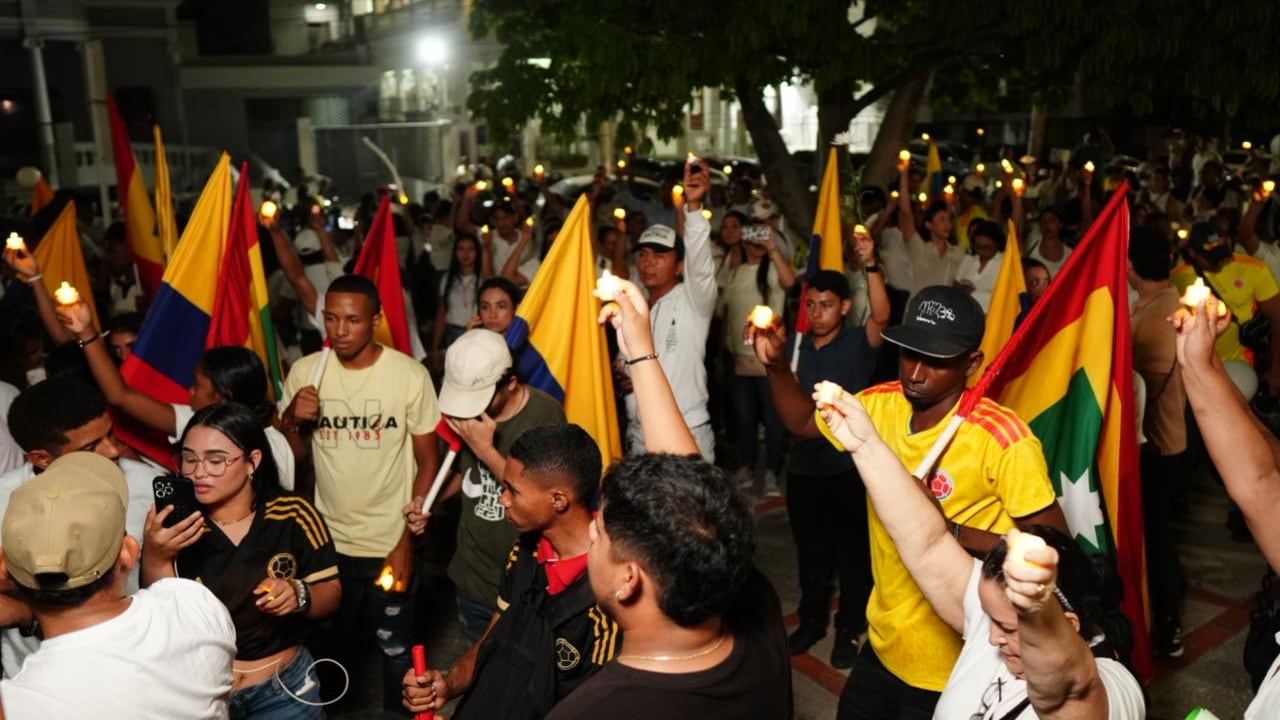 Las personas se reunieron en la Plaza de la Paz de Barranquilla.