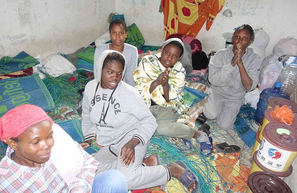 Aproximadamente 40 presos en el centro de detención en el momento de la visita. Ellos reportaron ser de Nigeria y se mantuvieron aquí desde primer mes sin ningún contacto con el mundo exterior o sus familias en casa. Mujeres muy deprimidas y desesperas pidiendo ayuda. 